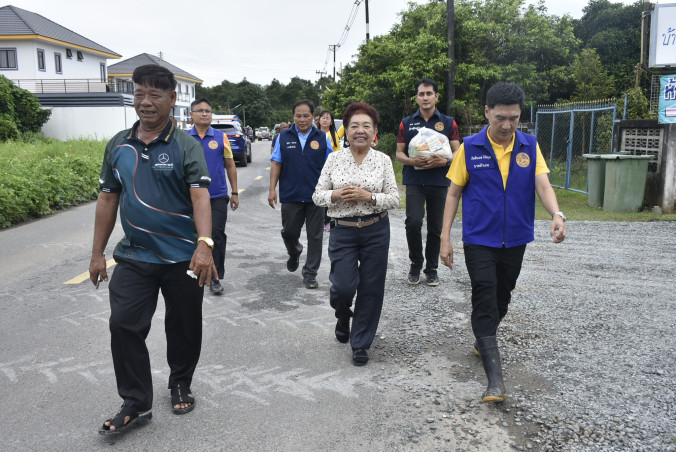 ลงพื้นที่ให้กำลังใจและมอบถุงยังชีพช่วยเหลือผู้ประสบภัยน้ำท่วม