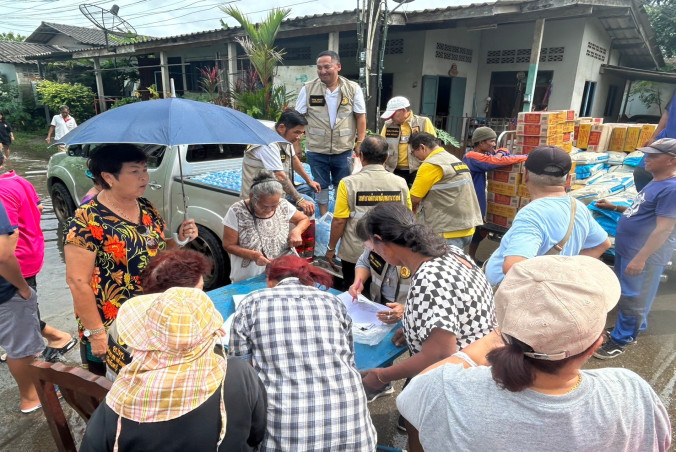 ลงพื้นที่ให้กำลังใจและมอบถุงยังชีพช่วยเหลือผู้ประสบภัยน้ำท่วมบริเวณชุมชนย่อยที่ 2