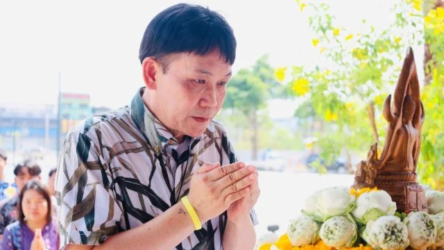 ให้โอวาทและให้พรเพื่อเสริมความเป็นสิริมงคลแก่พนักงานและเจ้าหน้าที่