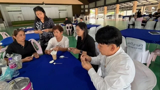 เทศบาลตำบลพลับพลานารายณ์ ขอเชิญชวนประชาชนร่วมใจประดิษฐ์ดอกไม้จันทน์ เพื่อใช้ในงานพระราชพิธีถวายพระเพลิงพระบรมศพ สมเด็จพระนางเจ้าสิริกิติ์ พระบรมราชินีนาถ พระบรมราชชนนีพันปีหลวง